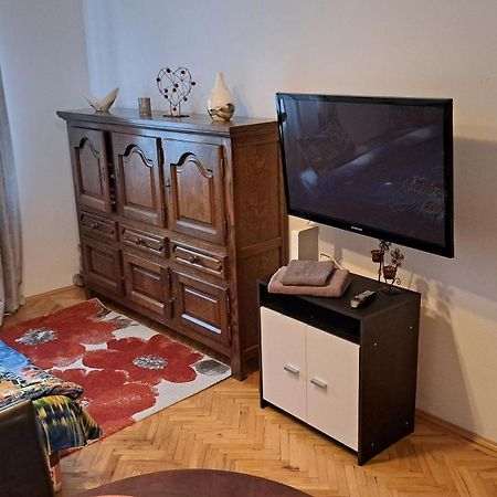 Lovely 1 Bedroom Apartment In City Centre, Sleeps 4 ! トゥルダ エクステリア 写真